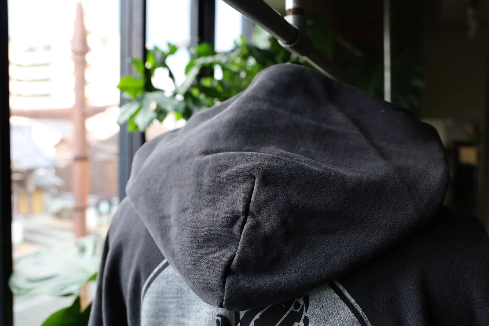 SAINT Mxxxxxx × FEAR OF GOD FG_HOODIE/SNT OF GOD/BLK FOG joint model ETERNAL praying crosshair distressed hoodie. Washed black S-XL. This season's popular super popular joint model. The original version is the same. Thin spring and summer fabrics. The upper body is comfortable. The BOXY version of the short fat wide shoulder line. Fashion darling wears it with a high-end feel. Heavy washing and water fading technology. The horse is repositioned. Excessive wear and damage graffiti treatment. Correct version FOG joint main mark/wash water mark/little angel label